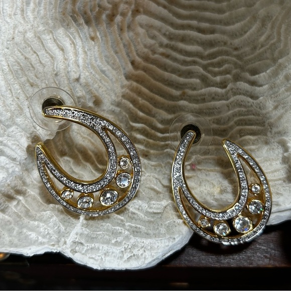 BUTLER Classic Crystal Earrings with Goldtone Finish. Absolutely Stunning - Picture 1 of 13
